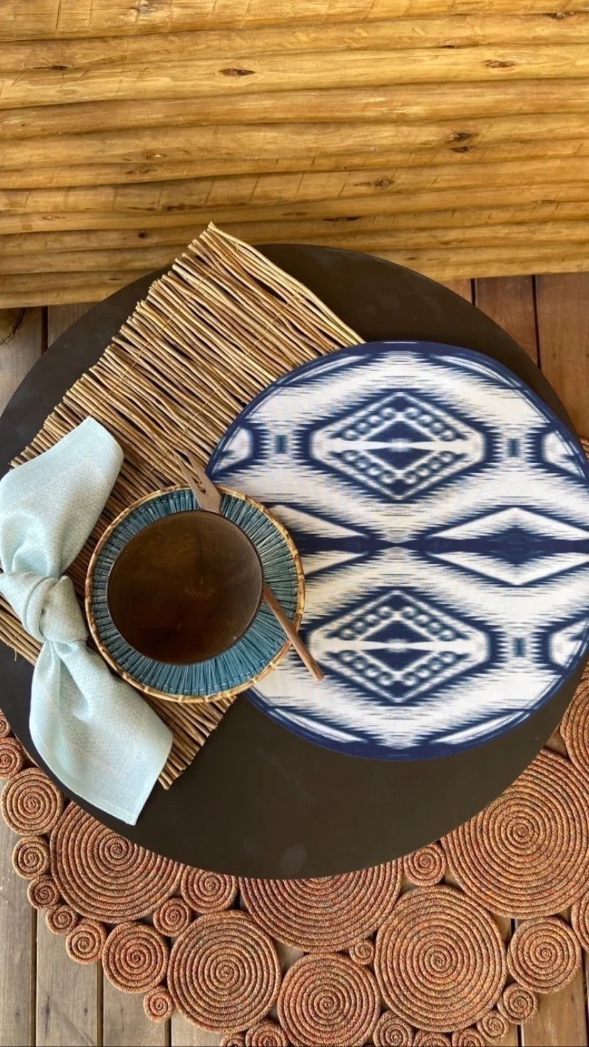 JOGO AMERICANO REDONDO DE TECIDO IMPERMEÁVEL - ESTAMPA IKAT AZUL