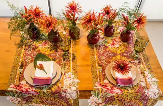 CAMINHO DE MESA AÇAFRÃO DE TECIDO IMPERMEÁVEL - ESTAMPA CASHMERE FAMÍLIA EL JARDÍN DE PALOMA