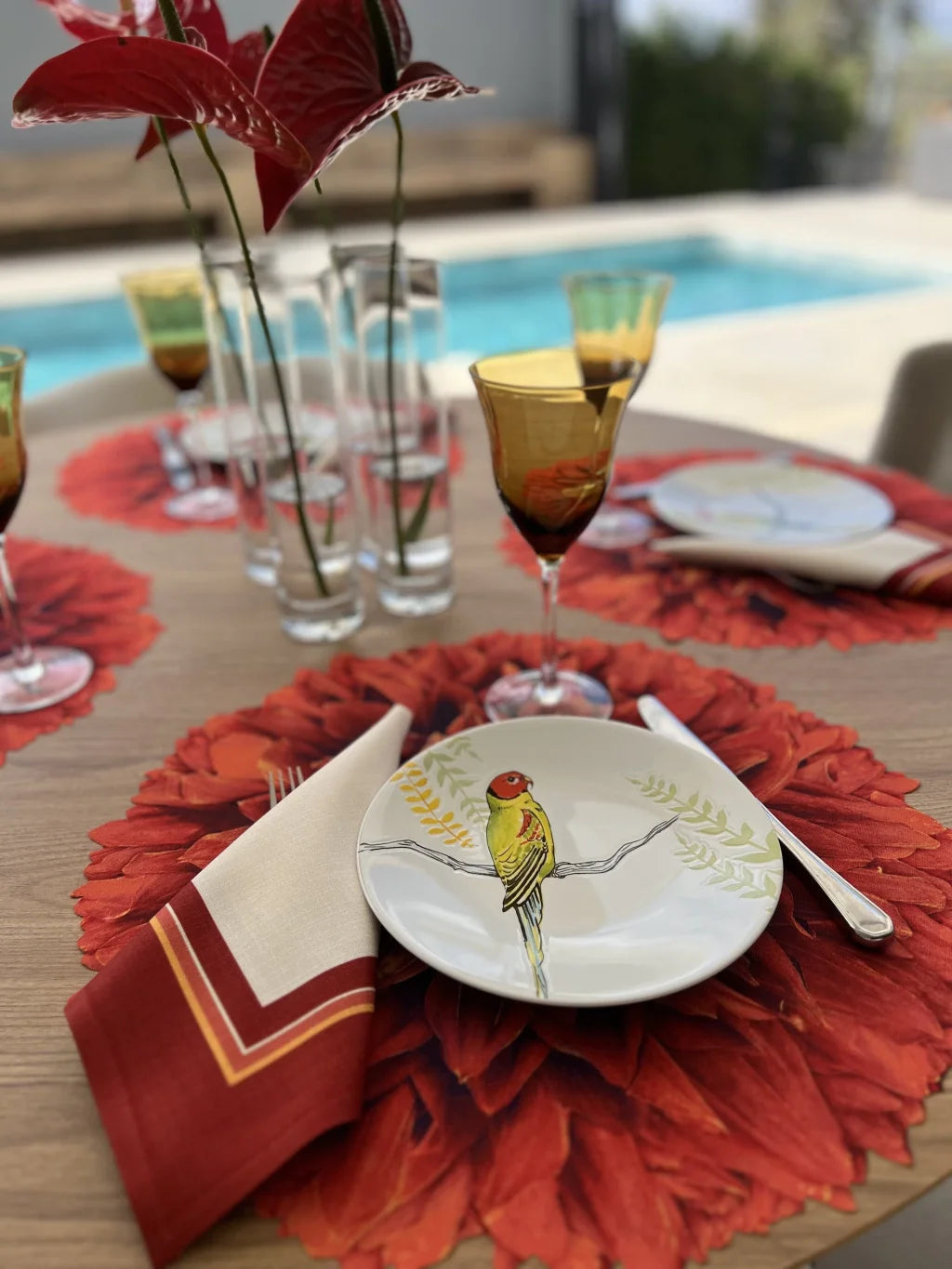 JOGO AMERICANO FLOR DE TECIDO IMPERMEÁVEL - ESTAMPA CRISÂNTEMO LARANJA LA GLORIA