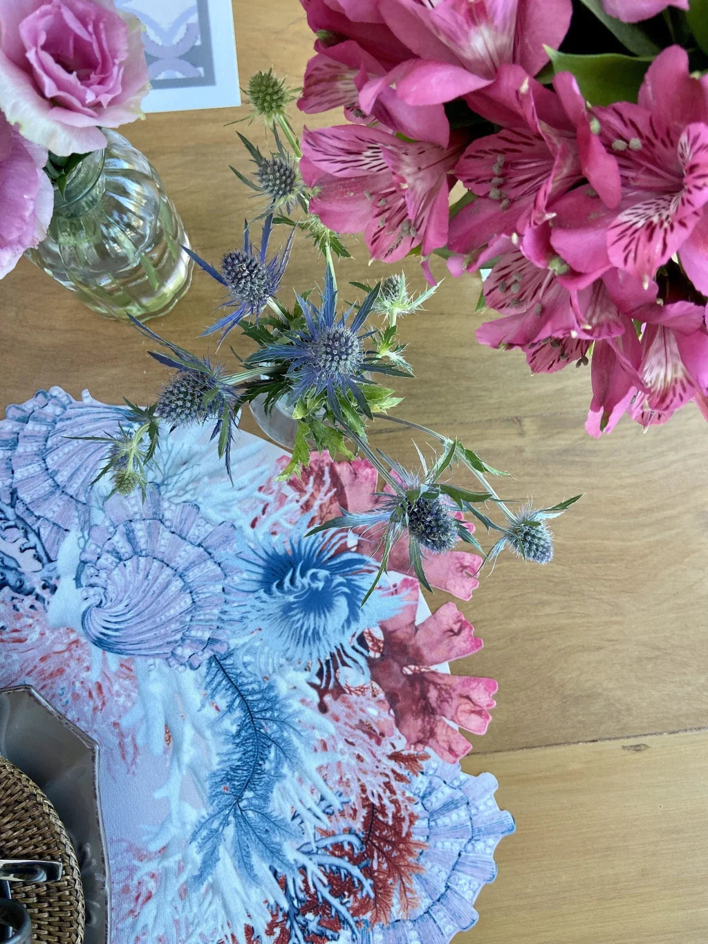 JOGO AMERICANO REDONDO DE TECIDO IMPERMEÁVEL - ESTAMPA CORAL LISO MAR