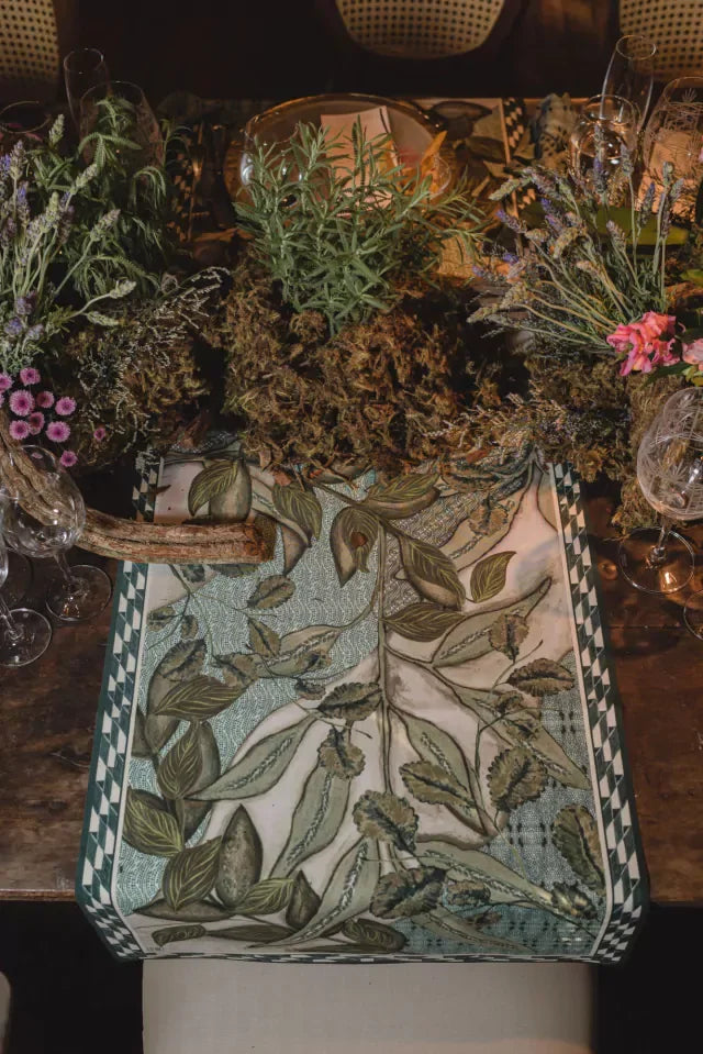 CAMINHO DE MESA VERDE DE TECIDO IMPERMEÁVEL - ESTAMPA FOLHAGENS FAMÍLIA EL CAMPO