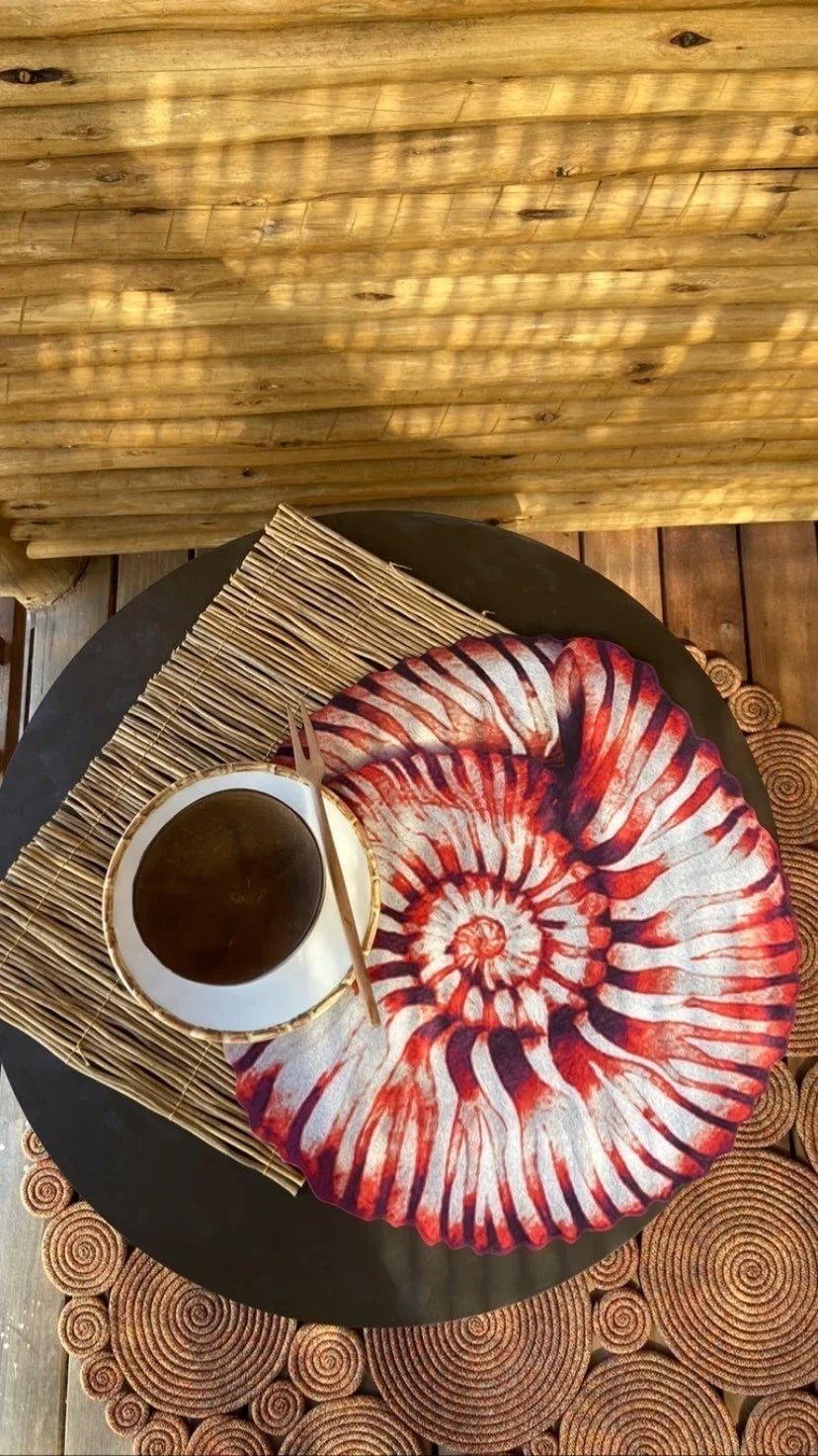 JOGO AMERICANO CONCHA DE TECIDO IMPERMEÁVEL - ESTAMPA VERMELHA MAR