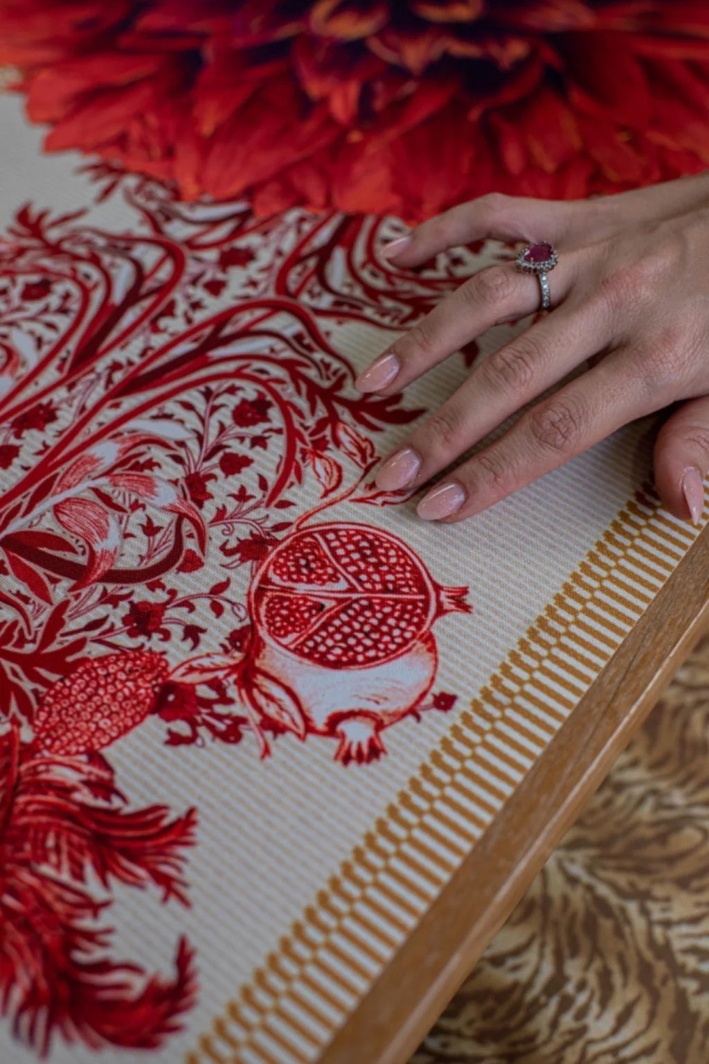 JOGO AMERICANO RETANGULAR DE TECIDO IMPERMEÁVEL - ESTAMPA ROMÃ LIBERTY VERMELHA PAZ