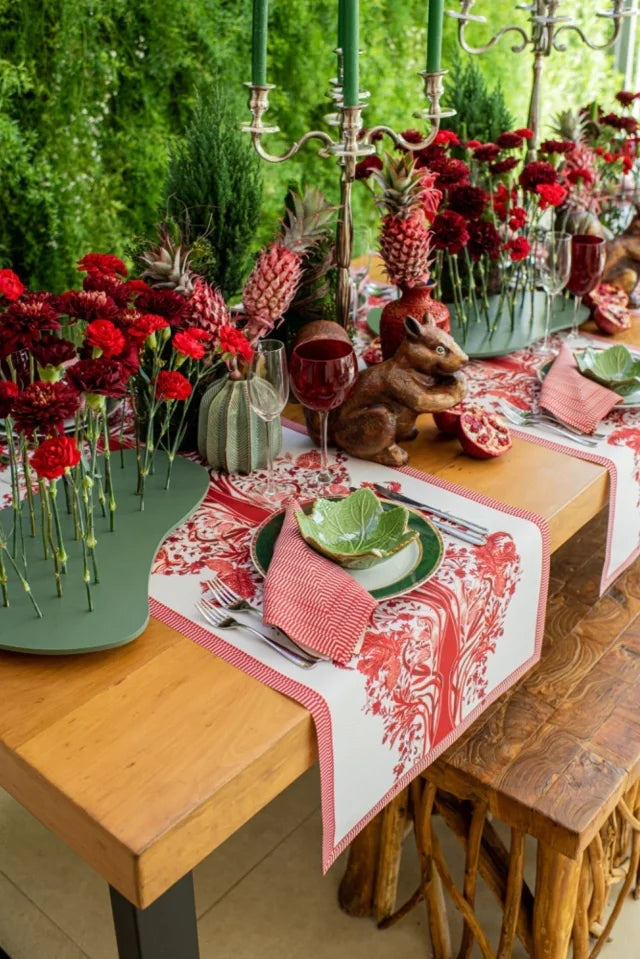 CAMINHO DE MESA VERMELHO DE TECIDO IMPERMEÁVEL - ESTAMPA LIBERTY ROMÃ FAMÍLIA LA PAZ