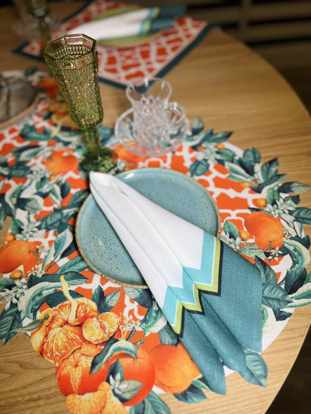 JOGO AMERICANO REDONDO DE TECIDO IMPERMEÁVEL - ESTAMPA MARROQUINA COM MANDARINA