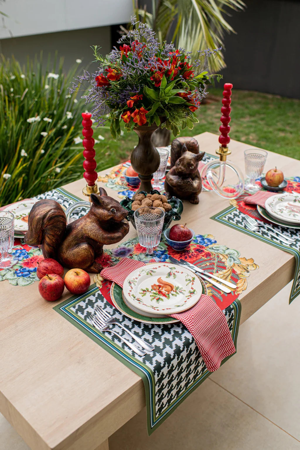 JOGO AMERICANO REDONDO DE TECIDO IMPERMEÁVEL - ESTAMPA LISO VERMELHA LA GLORIA