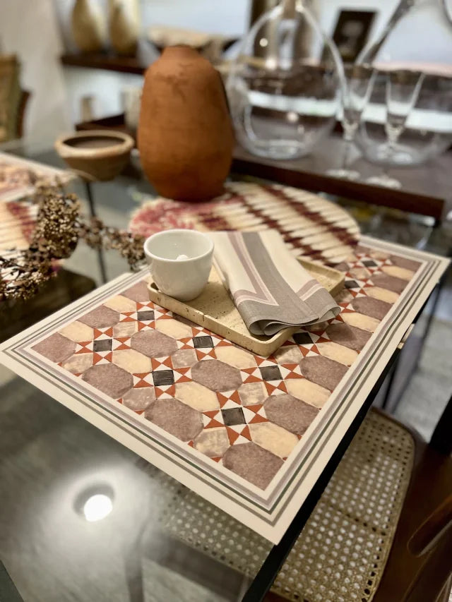 JOGO AMERICANO RETANGULAR DE TECIDO IMPERMEÁVEL - ESTAMPA GEOMÉTRICA ABSTRATA