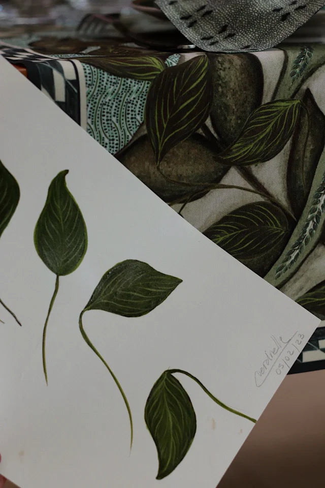 CAMINHO DE MESA VERDE DE TECIDO IMPERMEÁVEL - ESTAMPA FOLHAGENS FAMÍLIA EL CAMPO