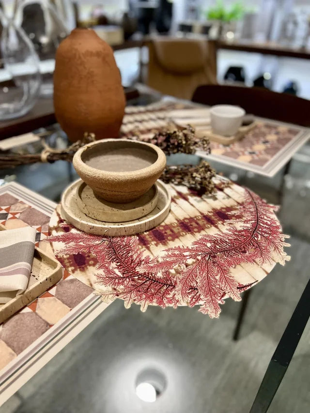 JOGO AMERICANO REDONDO DE TECIDO IMPERMEÁVEL - ESTAMPA ABSTRATA MAGENTA