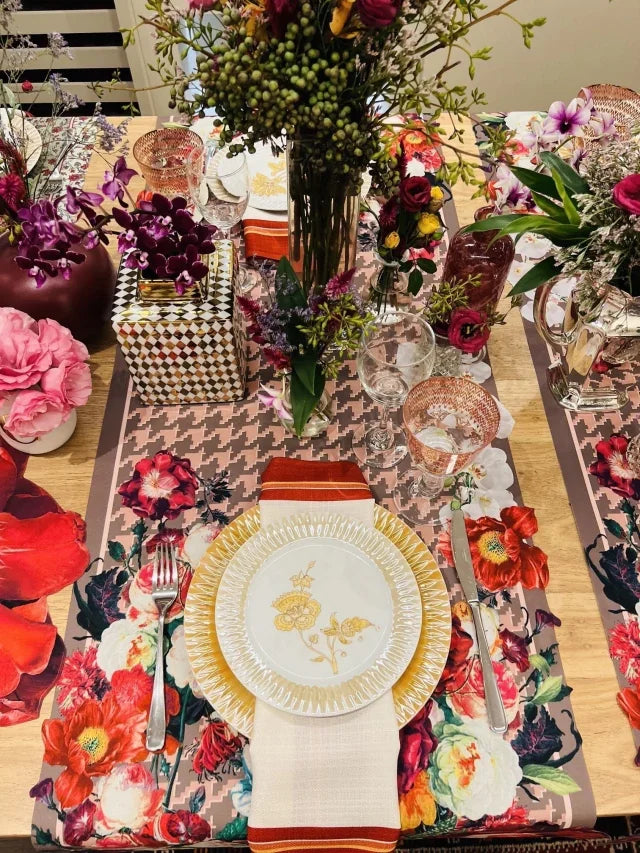 CAMINHO DE MESA ROSA DE TECIDO IMPERMEÁVEL - ESTAMPA PIED DE POULE FAMÍLIA LA VIDA