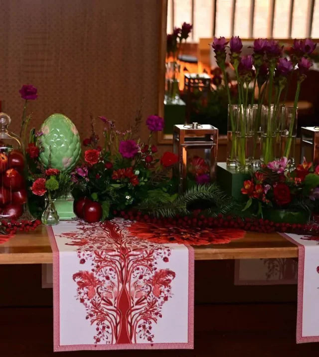 CAMINHO DE MESA VERMELHO DE TECIDO IMPERMEÁVEL - ESTAMPA LIBERTY ROMÃ FAMÍLIA LA PAZ