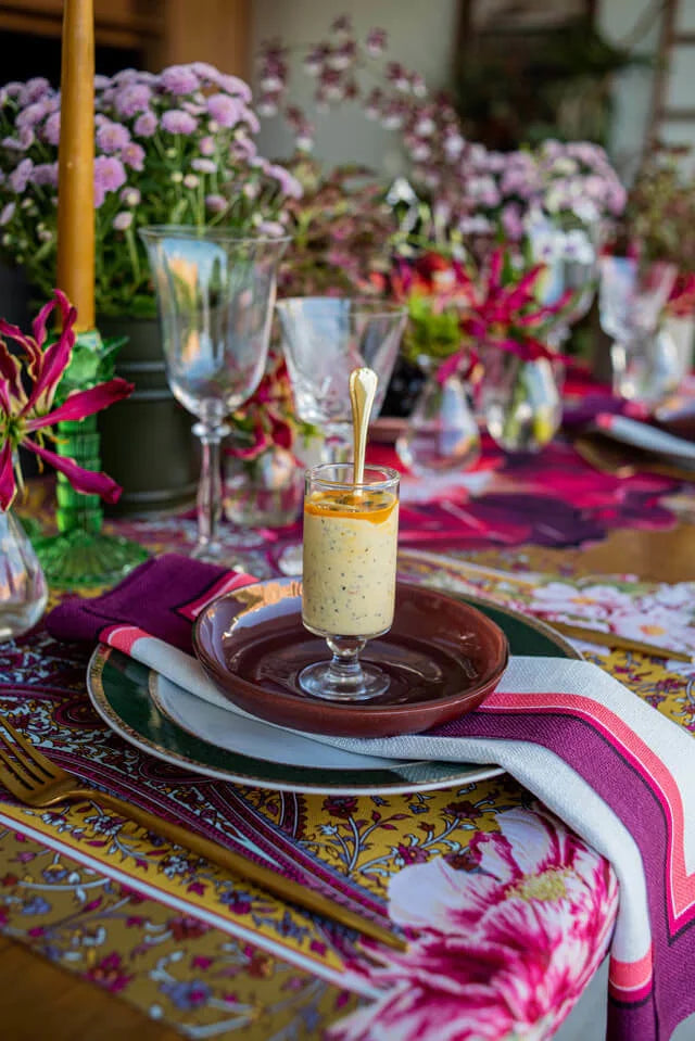 CAMINHO DE MESA AÇAFRÃO DE TECIDO IMPERMEÁVEL - ESTAMPA CASHMERE FAMÍLIA EL JARDÍN DE PALOMA