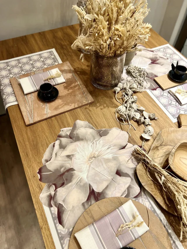 JOGO AMERICANO FLOR COMIENZO DE TECIDO IMPERMEÁVEL - ESTAMPA CINZA