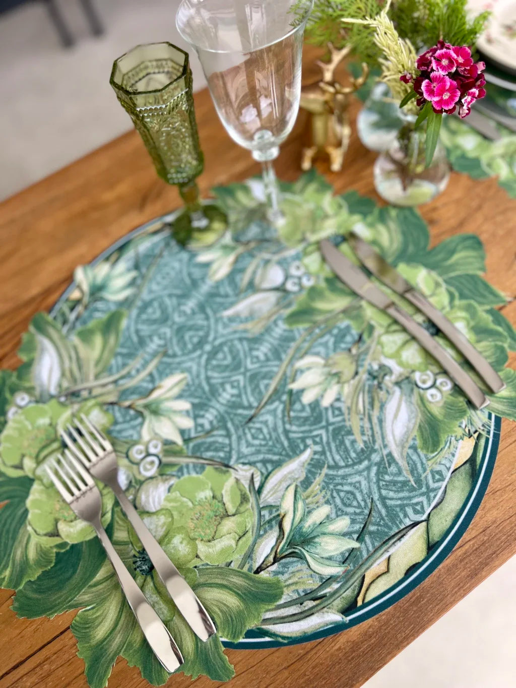 JOGO AMERICANO REDONDO DE TECIDO IMPERMEÁVEL - ESTAMPA FLORAL GEOMÉTRICO VERDE 