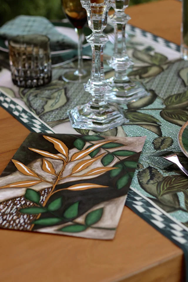 CAMINHO DE MESA VERDE DE TECIDO IMPERMEÁVEL - ESTAMPA FOLHAGENS FAMÍLIA EL CAMPO