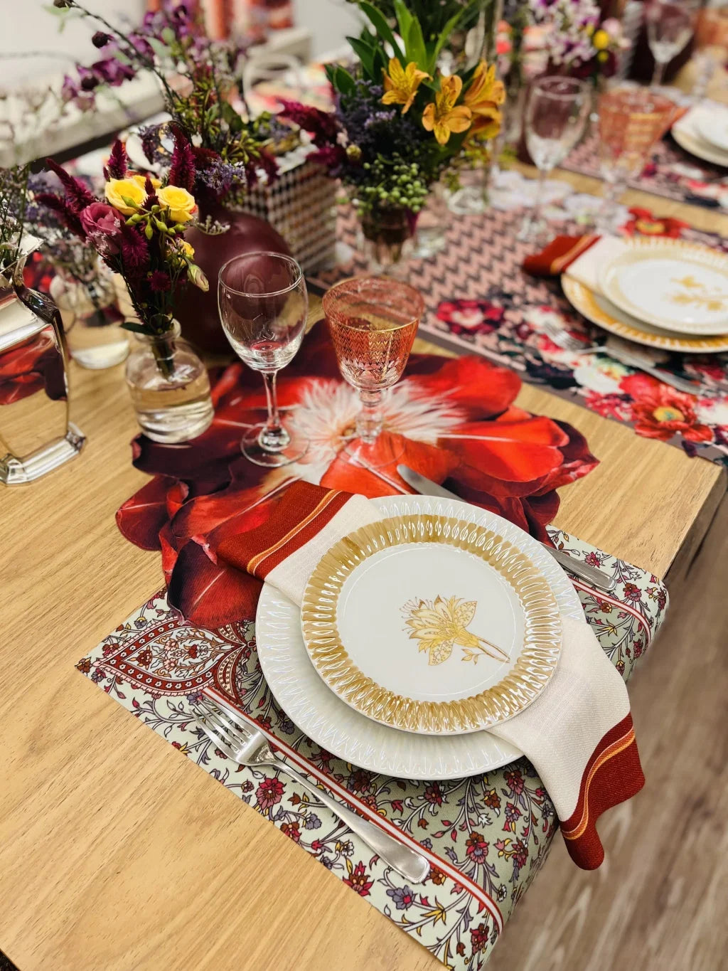 JOGO AMERICANO FLOR VIDA DE TECIDO IMPERMEÁVEL - ESTAMPA VERMELHA