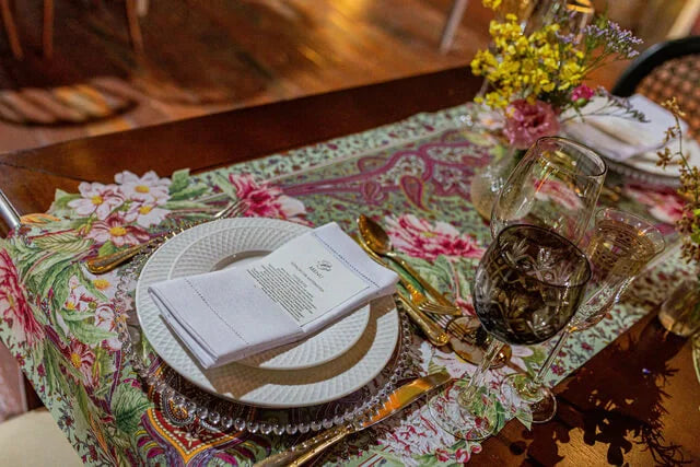 CAMINHO DE MESA VERDE MENTA DE TECIDO IMPERMEÁVEL - ESTAMPA CASHMERE FAMÍLIA EL JARDÍN DE PALOMA