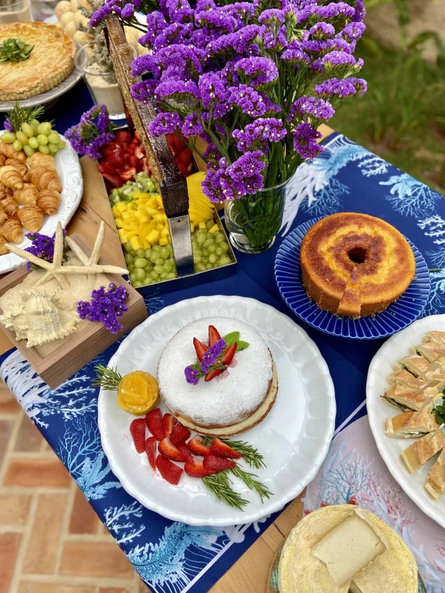 CAMINHO DE MESA AZUL DE TECIDO IMPERMEÁVEL - ESTAMPA FAMÍLIA EL MAR