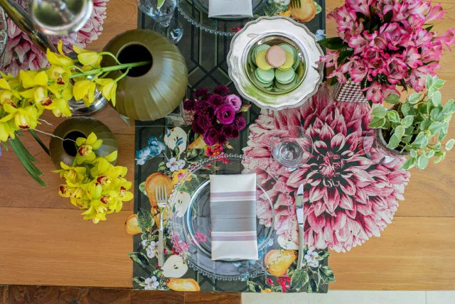 CAMINHO DE MESA VERDE DE TECIDO IMPERMEÁVEL - ESTAMPA GRADEADO FOLHAGENS FAMÍLIA EL BOSQUE