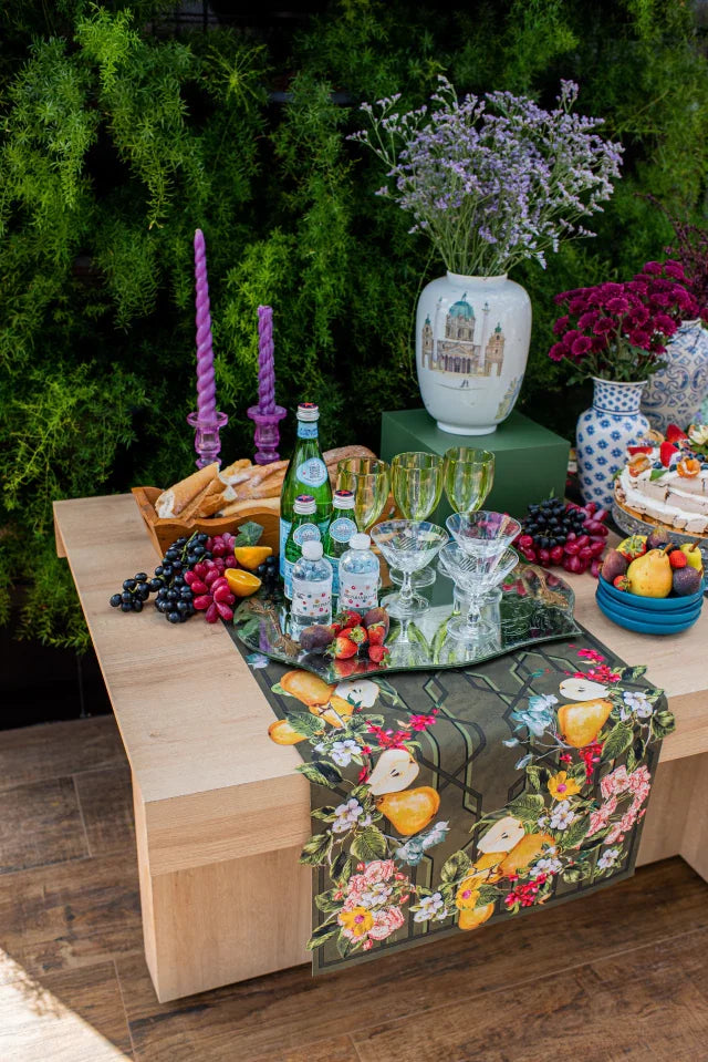 CAMINHO DE MESA VERDE DE TECIDO IMPERMEÁVEL - ESTAMPA GRADEADO FOLHAGENS FAMÍLIA EL BOSQUE