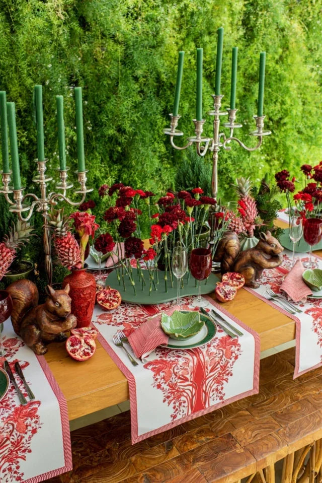 CAMINHO DE MESA VERMELHO DE TECIDO IMPERMEÁVEL - ESTAMPA LIBERTY ROMÃ FAMÍLIA LA PAZ