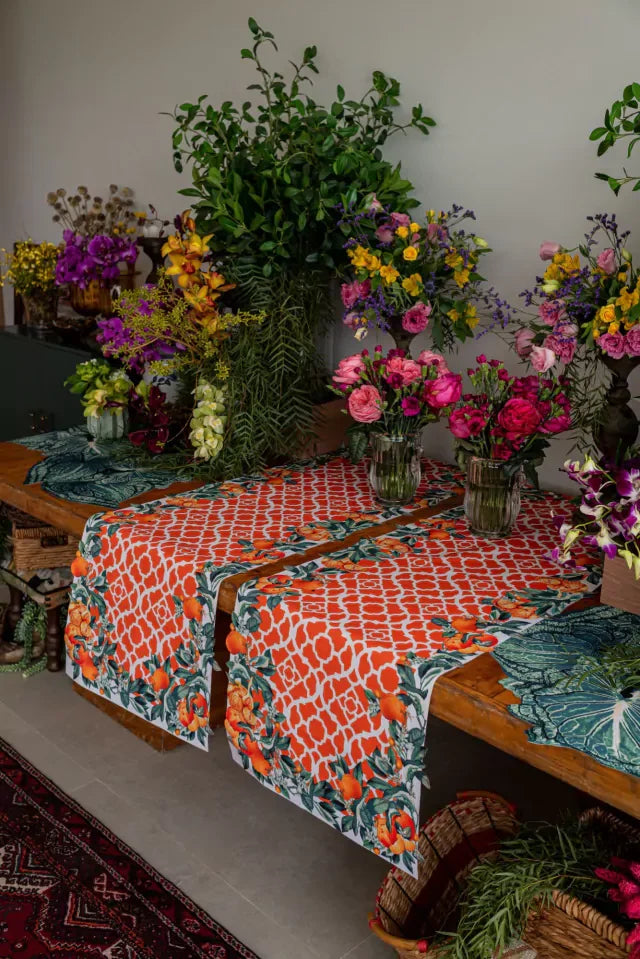 CAMINHO DE MESA LARANJA DE TECIDO IMPERMEÁVEL - ESTAMPA MARROQUINA FAMÍLIA LA MANDARINA