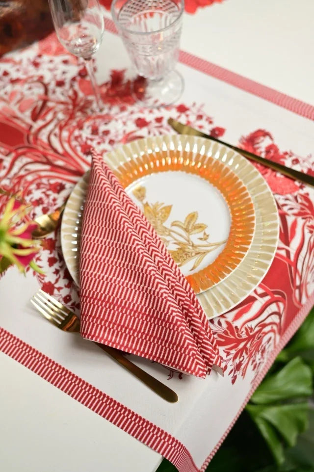 CAMINHO DE MESA VERMELHO DE TECIDO IMPERMEÁVEL - ESTAMPA LIBERTY ROMÃ FAMÍLIA LA PAZ