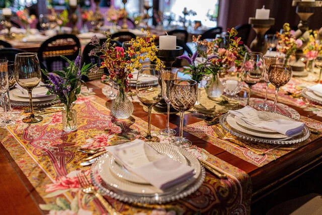 CAMINHO DE MESA AÇAFRÃO DE TECIDO IMPERMEÁVEL - ESTAMPA CASHMERE FAMÍLIA EL JARDÍN DE PALOMA