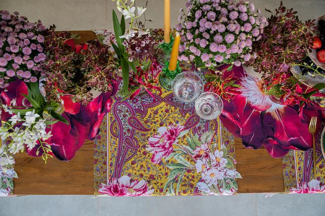 CAMINHO DE MESA AÇAFRÃO DE TECIDO IMPERMEÁVEL - ESTAMPA CASHMERE FAMÍLIA EL JARDÍN DE PALOMA