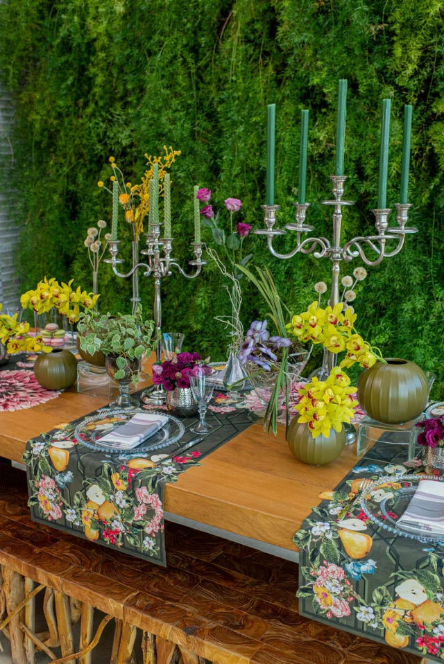 CAMINHO DE MESA VERDE DE TECIDO IMPERMEÁVEL - ESTAMPA GRADEADO FOLHAGENS FAMÍLIA EL BOSQUE