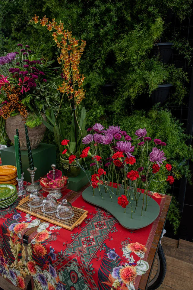 CAMINHO DE MESA VERMELHO DE TECIDO IMPERMEÁVEL - ESTAMPA PONTO CRUZ FAMÍLIA LA GLORIA