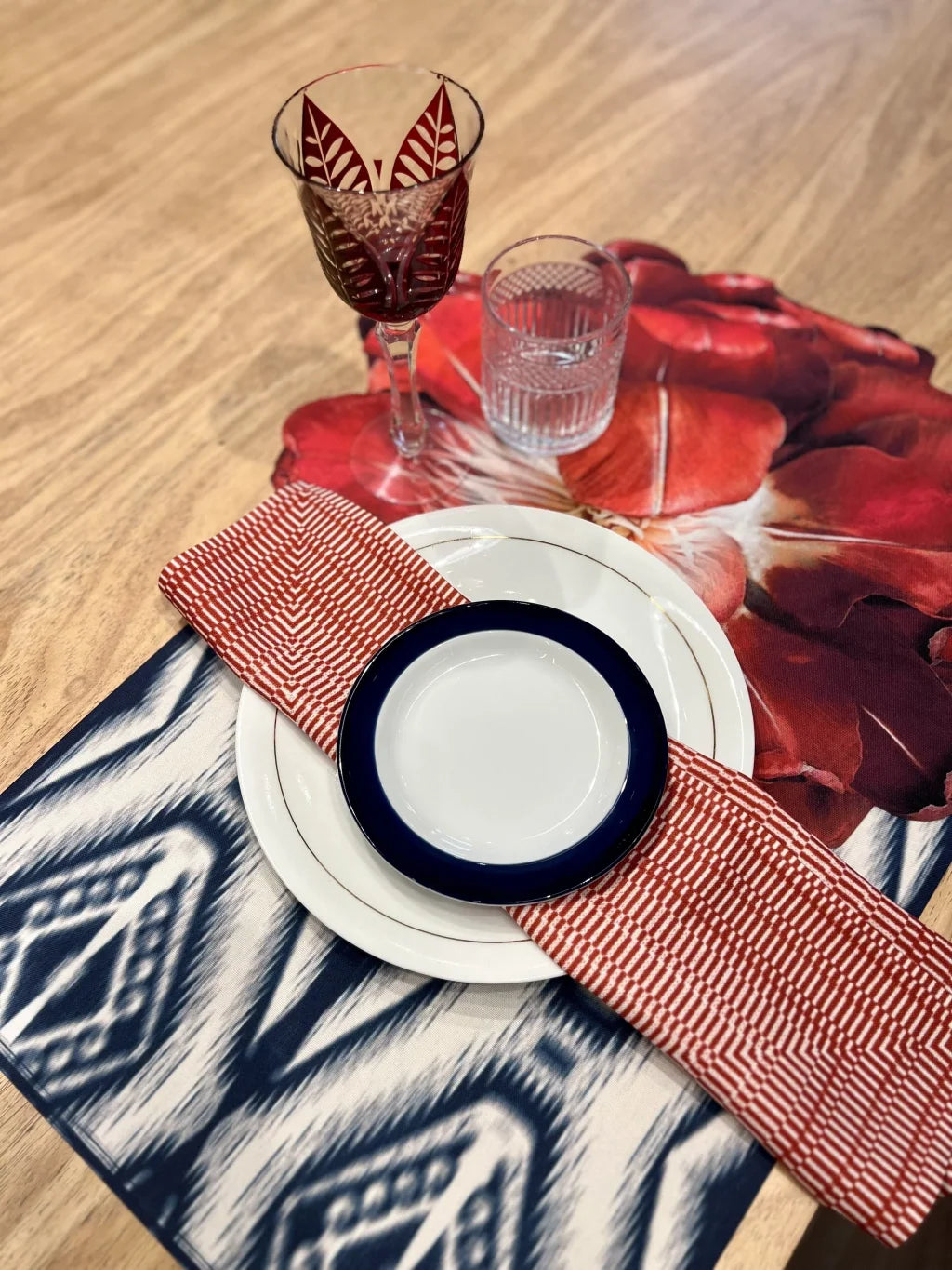 JOGO AMERICANO FLOR VIDA DE TECIDO IMPERMEÁVEL - ESTAMPA VERMELHA