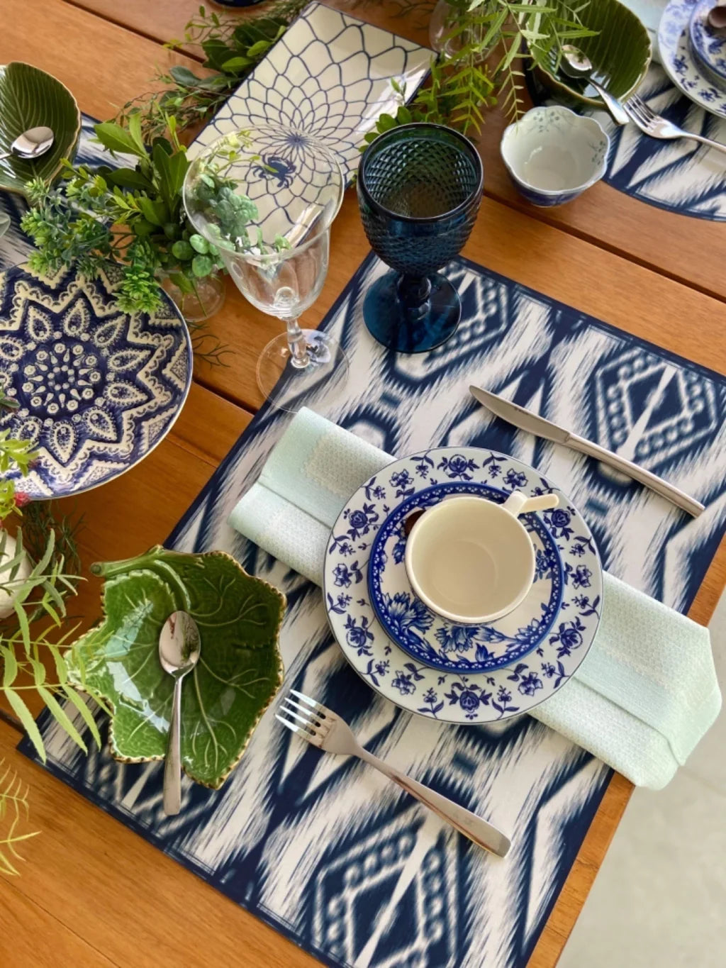 JOGO AMERICANO RETANGULAR DE TECIDO IMPERMEÁVEL - ESTAMPA IKAT AZUL